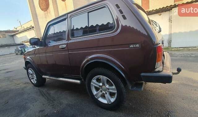 Красный ВАЗ 21214, объемом двигателя 1.69 л и пробегом 105 тыс. км за 3500 $, фото 2 на Automoto.ua