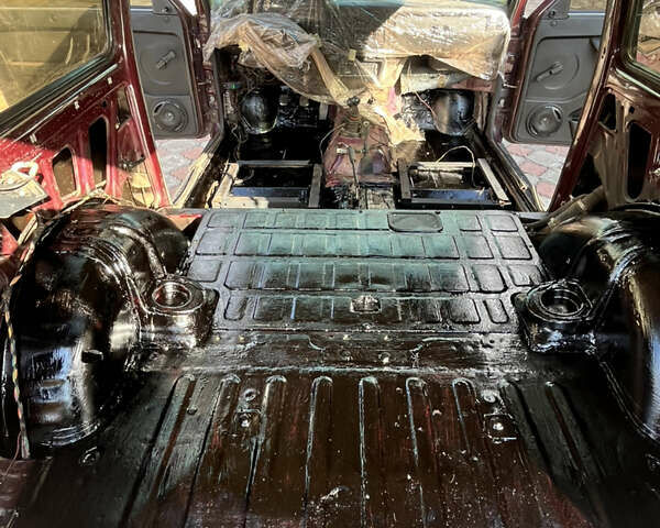 Красный ВАЗ 21214, объемом двигателя 1.7 л и пробегом 196 тыс. км за 2600 $, фото 2 на Automoto.ua