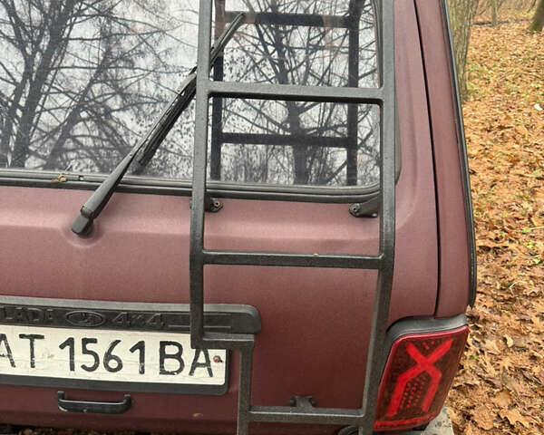 Красный ВАЗ 21214, объемом двигателя 1.7 л и пробегом 100 тыс. км за 4400 $, фото 10 на Automoto.ua