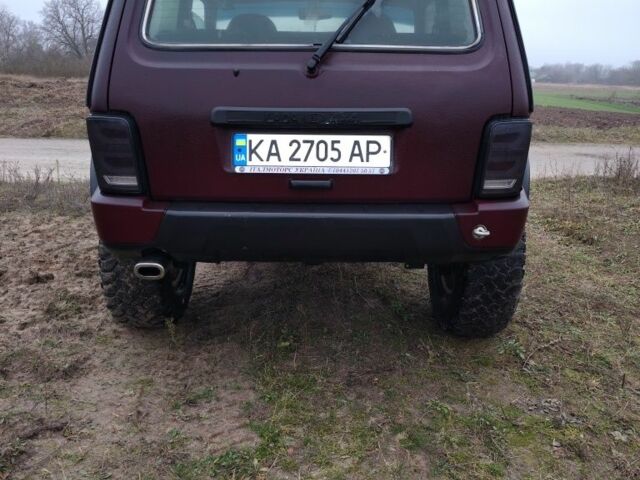 Красный ВАЗ 21214, объемом двигателя 1.7 л и пробегом 223 тыс. км за 3500 $, фото 4 на Automoto.ua