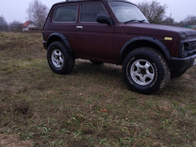 Красный ВАЗ 21214, объемом двигателя 1.7 л и пробегом 223 тыс. км за 3500 $, фото 2 на Automoto.ua