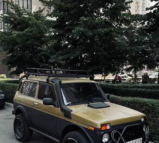 Красный ВАЗ 21214, объемом двигателя 1.7 л и пробегом 210 тыс. км за 3500 $, фото 6 на Automoto.ua