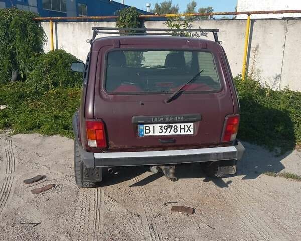 Красный ВАЗ 21214, объемом двигателя 1.7 л и пробегом 150 тыс. км за 3000 $, фото 1 на Automoto.ua