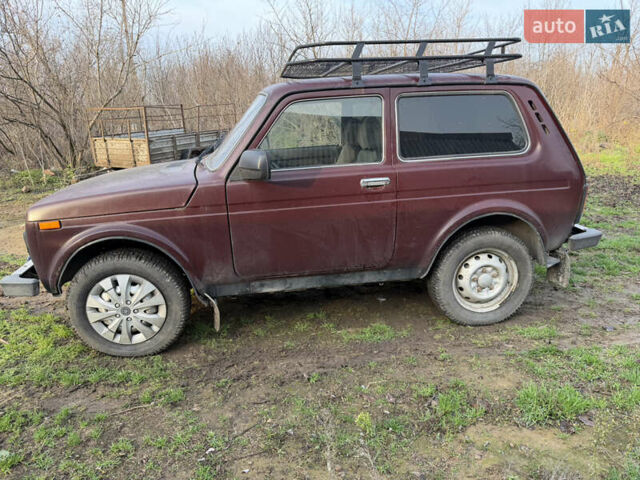 Красный ВАЗ 21214, объемом двигателя 1.7 л и пробегом 123 тыс. км за 4800 $, фото 2 на Automoto.ua