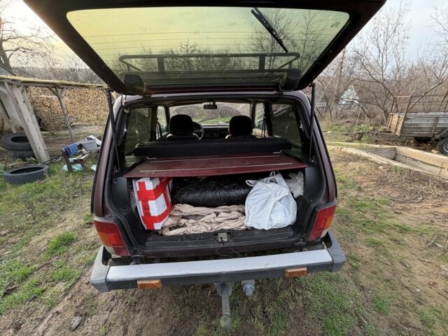 Красный ВАЗ 21214, объемом двигателя 1.7 л и пробегом 123 тыс. км за 5200 $, фото 7 на Automoto.ua