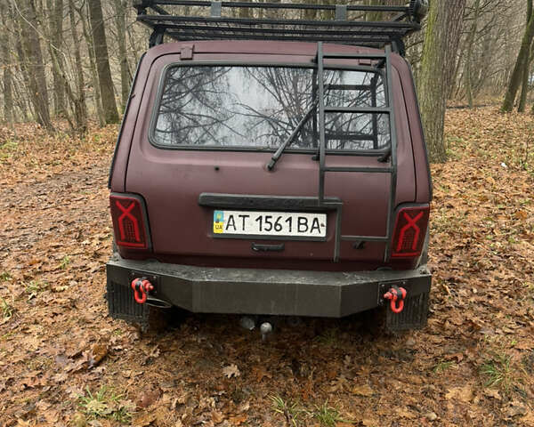 Красный ВАЗ 21214, объемом двигателя 1.7 л и пробегом 100 тыс. км за 4400 $, фото 6 на Automoto.ua