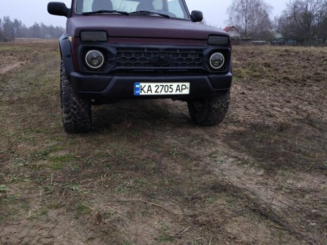 Красный ВАЗ 21214, объемом двигателя 1.7 л и пробегом 223 тыс. км за 3500 $, фото 1 на Automoto.ua