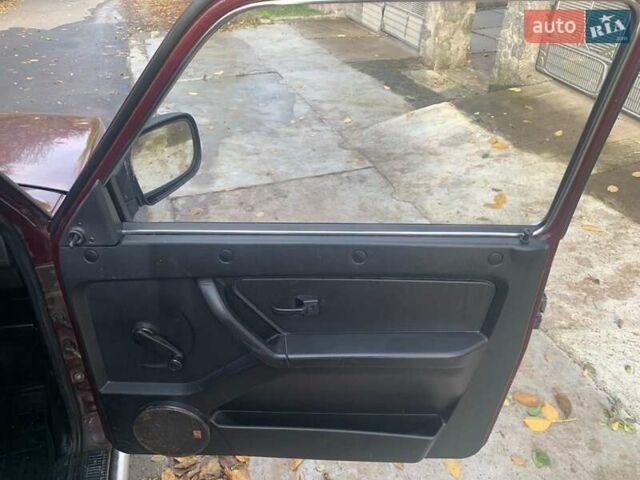 Красный ВАЗ 21214, объемом двигателя 1.69 л и пробегом 142 тыс. км за 5200 $, фото 4 на Automoto.ua