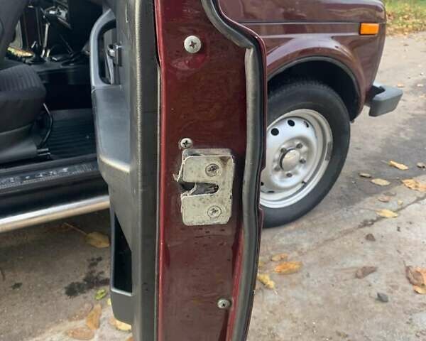 Красный ВАЗ 21214, объемом двигателя 1.69 л и пробегом 142 тыс. км за 5200 $, фото 3 на Automoto.ua