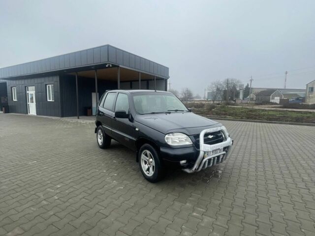 Чорний ВАЗ 21218, об'ємом двигуна 1.7 л та пробігом 160 тис. км за 4000 $, фото 1 на Automoto.ua