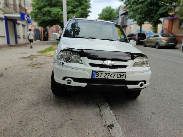 Белый ВАЗ 2123 Niva, объемом двигателя 1.7 л и пробегом 163 тыс. км за 3700 $, фото 3 на Automoto.ua