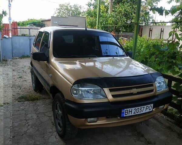 Бежевый ВАЗ 2123 Niva, объемом двигателя 1.69 л и пробегом 100 тыс. км за 4500 $, фото 1 на Automoto.ua