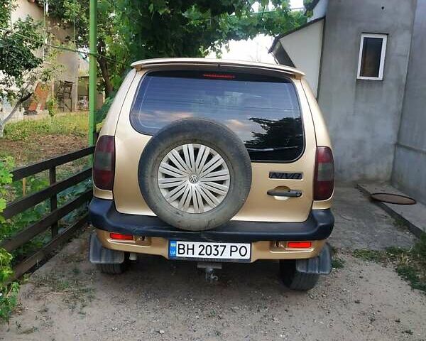 Бежевый ВАЗ 2123 Niva, объемом двигателя 1.69 л и пробегом 100 тыс. км за 4500 $, фото 2 на Automoto.ua