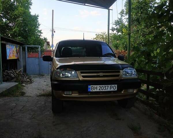 Бежевый ВАЗ 2123 Niva, объемом двигателя 1.69 л и пробегом 100 тыс. км за 4500 $, фото 6 на Automoto.ua