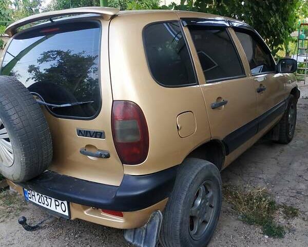 Бежевый ВАЗ 2123 Niva, объемом двигателя 1.69 л и пробегом 100 тыс. км за 4500 $, фото 4 на Automoto.ua