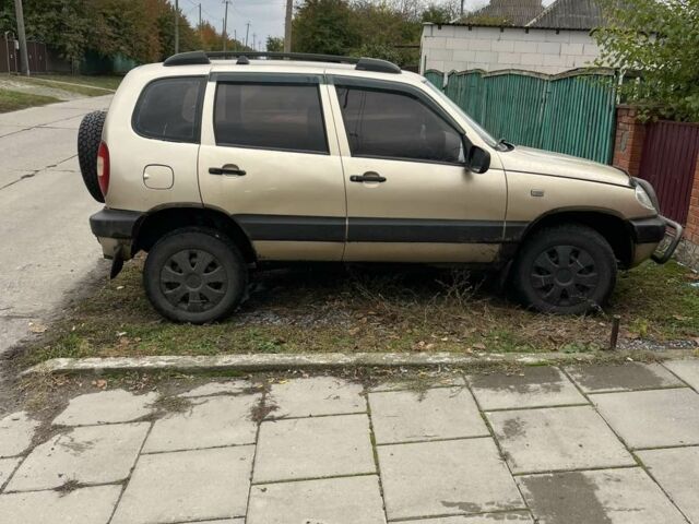 Бежевый ВАЗ 2123 Niva, объемом двигателя 1.7 л и пробегом 232 тыс. км за 2700 $, фото 4 на Automoto.ua