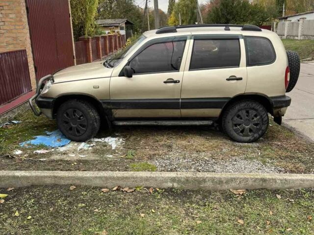 Бежевый ВАЗ 2123 Niva, объемом двигателя 1.7 л и пробегом 232 тыс. км за 2700 $, фото 2 на Automoto.ua