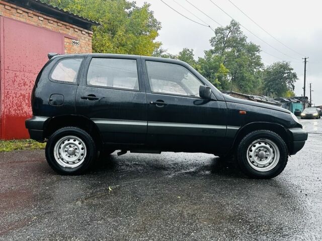 Черный ВАЗ 2123 Niva, объемом двигателя 1.7 л и пробегом 176 тыс. км за 3700 $, фото 7 на Automoto.ua
