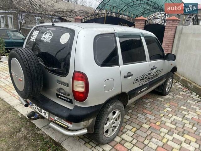 Серый ВАЗ 2123 Niva, объемом двигателя 1.7 л и пробегом 100 тыс. км за 3500 $, фото 3 на Automoto.ua