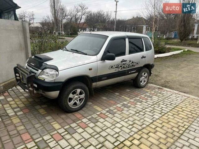 Серый ВАЗ 2123 Niva, объемом двигателя 1.7 л и пробегом 100 тыс. км за 3500 $, фото 5 на Automoto.ua