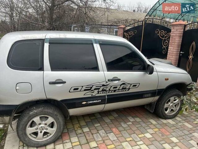 Серый ВАЗ 2123 Niva, объемом двигателя 1.7 л и пробегом 100 тыс. км за 3500 $, фото 4 на Automoto.ua