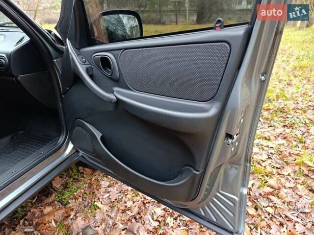 Серый ВАЗ 2123 Niva, объемом двигателя 1.69 л и пробегом 16 тыс. км за 10300 $, фото 33 на Automoto.ua