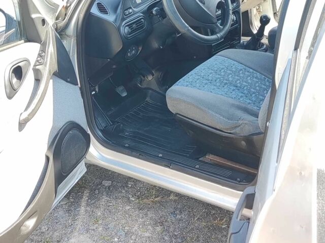 Серый ВАЗ 2123 Niva, объемом двигателя 1.69 л и пробегом 360 тыс. км за 2900 $, фото 2 на Automoto.ua