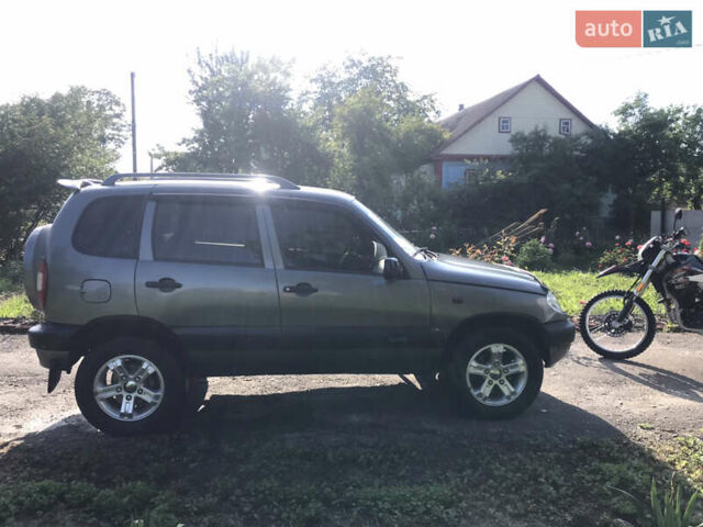 Серый ВАЗ 2123 Niva, объемом двигателя 1.69 л и пробегом 192 тыс. км за 3700 $, фото 2 на Automoto.ua