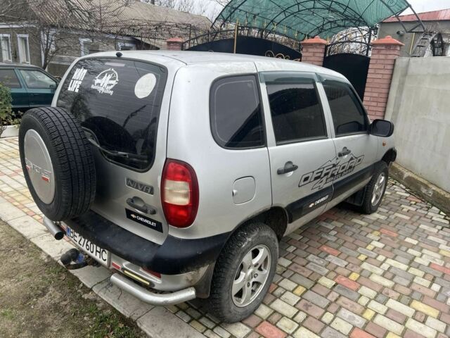 Серый ВАЗ 2123 Niva, объемом двигателя 1.7 л и пробегом 100 тыс. км за 3500 $, фото 4 на Automoto.ua