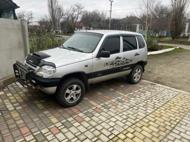 Серый ВАЗ 2123 Niva, объемом двигателя 1.7 л и пробегом 100 тыс. км за 3500 $, фото 6 на Automoto.ua