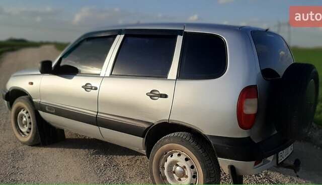 Сірий ВАЗ 2123 Niva, об'ємом двигуна 1.7 л та пробігом 350 тис. км за 4550 $, фото 4 на Automoto.ua