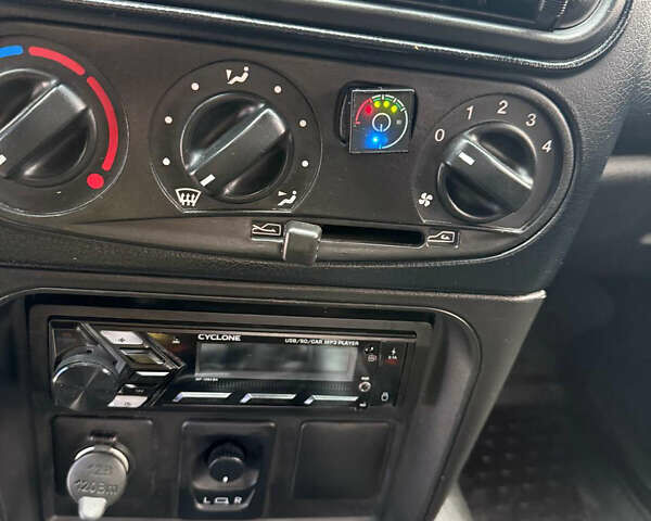 Сірий ВАЗ 2123 Niva, об'ємом двигуна 1.69 л та пробігом 44 тис. км за 9400 $, фото 12 на Automoto.ua