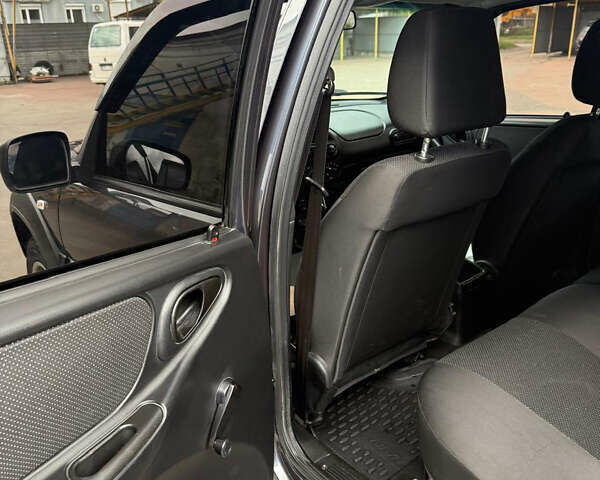 Сірий ВАЗ 2123 Niva, об'ємом двигуна 1.69 л та пробігом 44 тис. км за 9400 $, фото 7 на Automoto.ua