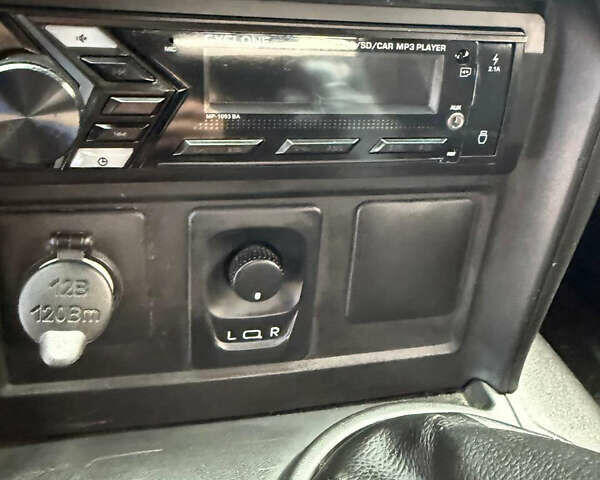 Сірий ВАЗ 2123 Niva, об'ємом двигуна 1.69 л та пробігом 44 тис. км за 9400 $, фото 13 на Automoto.ua