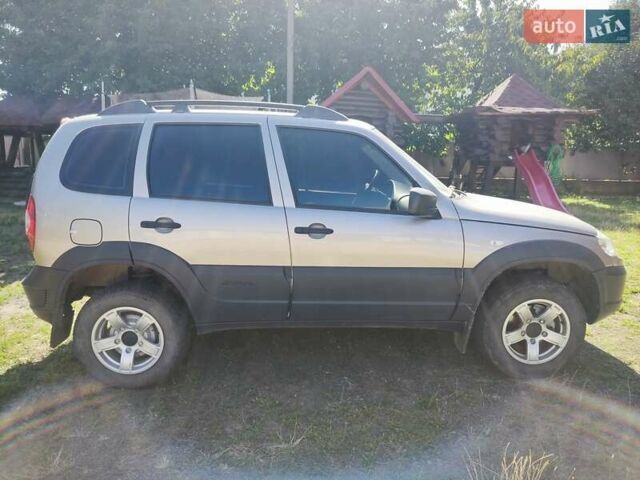 Серый ВАЗ 2123 Niva, объемом двигателя 1.7 л и пробегом 11 тыс. км за 13500 $, фото 6 на Automoto.ua