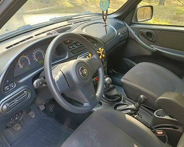Сірий ВАЗ 2123 Niva, об'ємом двигуна 1.69 л та пробігом 60 тис. км за 11500 $, фото 6 на Automoto.ua