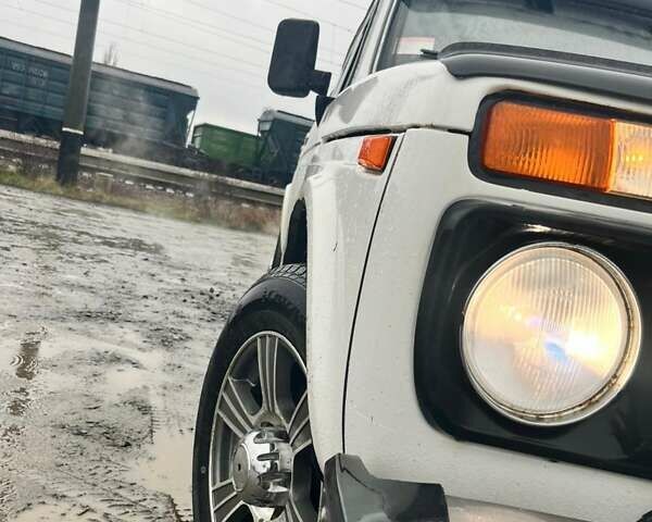 Белый ВАЗ 2131 Нива, объемом двигателя 1.69 л и пробегом 158 тыс. км за 3250 $, фото 5 на Automoto.ua