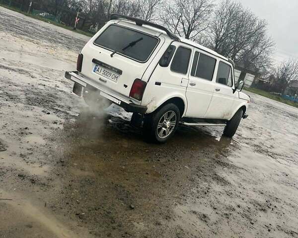 Белый ВАЗ 2131 Нива, объемом двигателя 1.69 л и пробегом 158 тыс. км за 3250 $, фото 2 на Automoto.ua