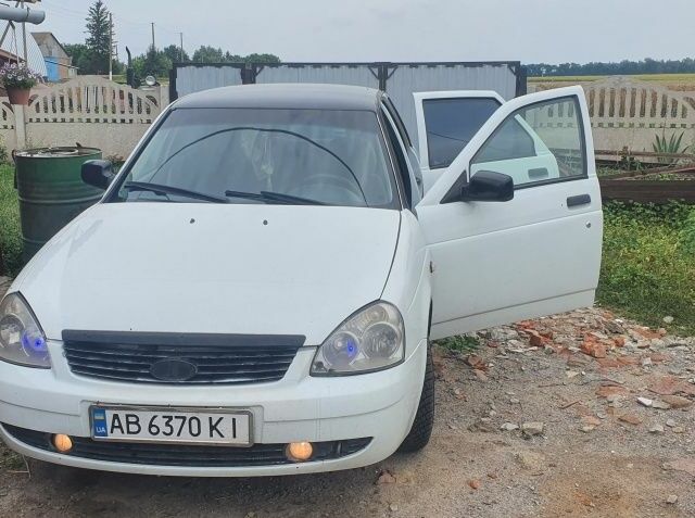 Белый ВАЗ 2170 Priora, объемом двигателя 1.6 л и пробегом 278 тыс. км за 2000 $, фото 1 на Automoto.ua
