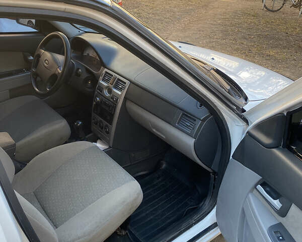 Белый ВАЗ 2170 Priora, объемом двигателя 1.6 л и пробегом 198 тыс. км за 2900 $, фото 9 на Automoto.ua