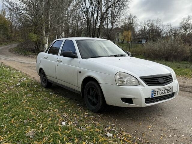 Белый ВАЗ 2170 Priora, объемом двигателя 1.6 л и пробегом 223 тыс. км за 2000 $, фото 1 на Automoto.ua