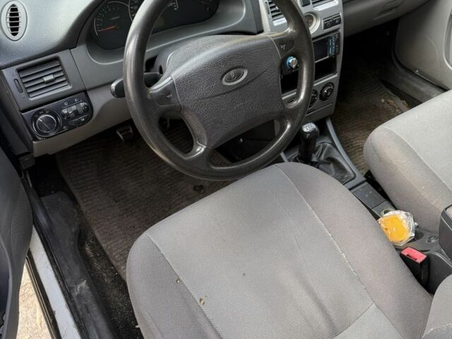 Белый ВАЗ 2170 Priora, объемом двигателя 1.6 л и пробегом 223 тыс. км за 2000 $, фото 4 на Automoto.ua