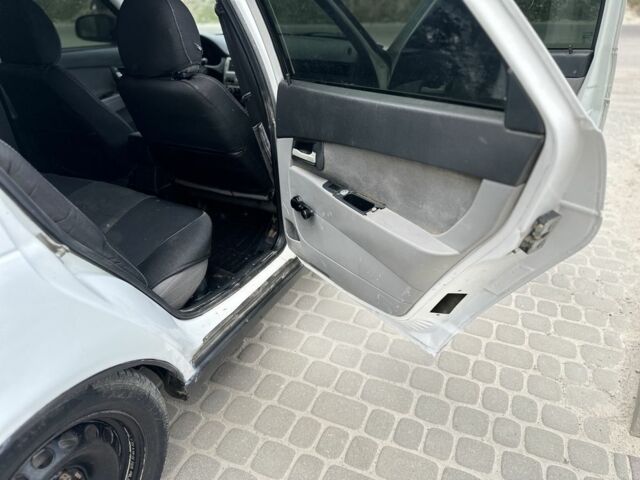 Білий ВАЗ 2170 Priora, об'ємом двигуна 1.6 л та пробігом 225 тис. км за 1550 $, фото 7 на Automoto.ua