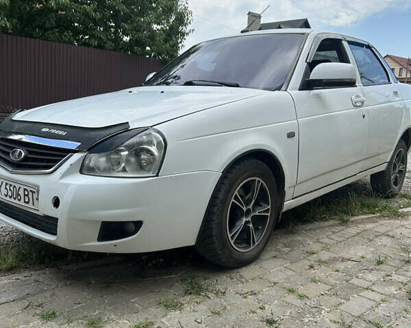Белый ВАЗ 2170 Priora, объемом двигателя 1.6 л и пробегом 137 тыс. км за 1999 $, фото 2 на Automoto.ua