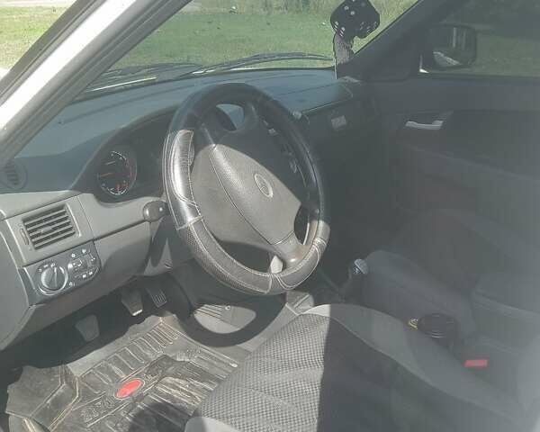 Белый ВАЗ 2170 Priora, объемом двигателя 1.6 л и пробегом 240 тыс. км за 2150 $, фото 3 на Automoto.ua