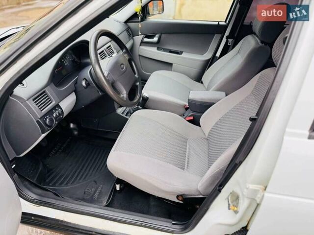 Белый ВАЗ 2170 Priora, объемом двигателя 1.6 л и пробегом 99 тыс. км за 2950 $, фото 9 на Automoto.ua