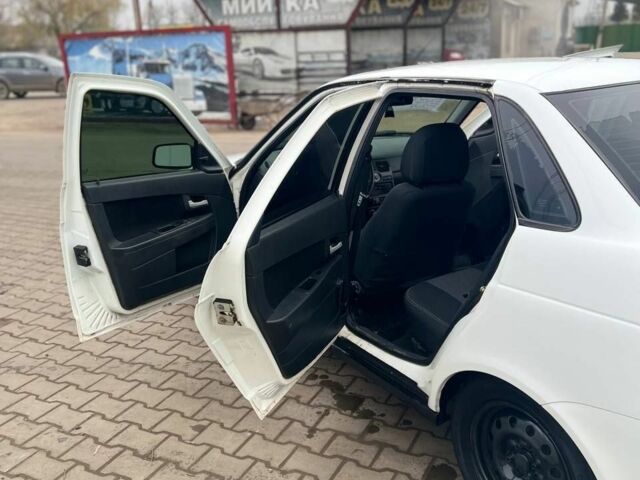 Белый ВАЗ 2170 Priora, объемом двигателя 0 л и пробегом 150 тыс. км за 2700 $, фото 4 на Automoto.ua