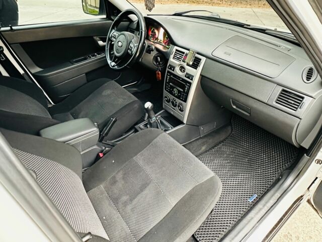 Белый ВАЗ 2170 Priora, объемом двигателя 1.6 л и пробегом 127 тыс. км за 5700 $, фото 11 на Automoto.ua