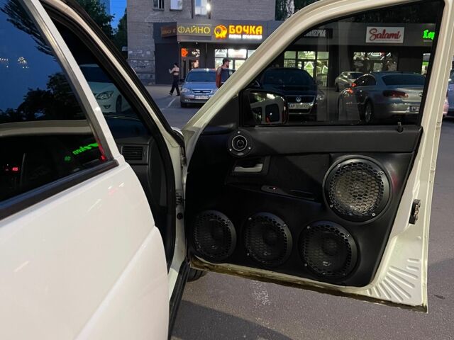 Белый ВАЗ 2170 Priora, объемом двигателя 1.6 л и пробегом 184 тыс. км за 4200 $, фото 6 на Automoto.ua