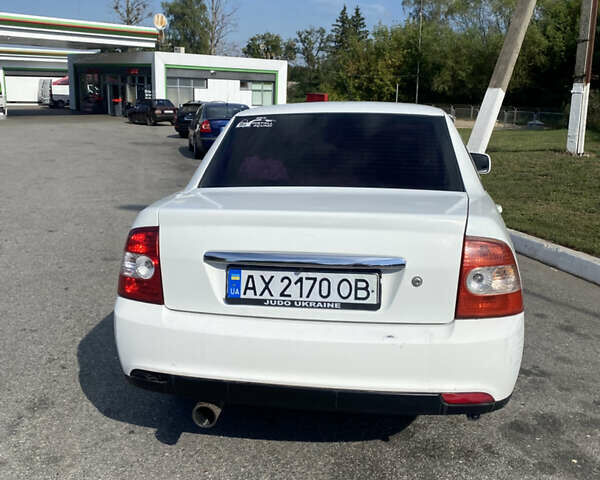 Белый ВАЗ 2170 Priora, объемом двигателя 1.6 л и пробегом 160 тыс. км за 3000 $, фото 2 на Automoto.ua